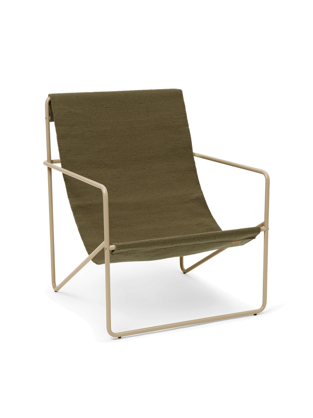 Desert Lounge Chair i olivgrönt med cashmerefärgad ram, sedd snett från sidan