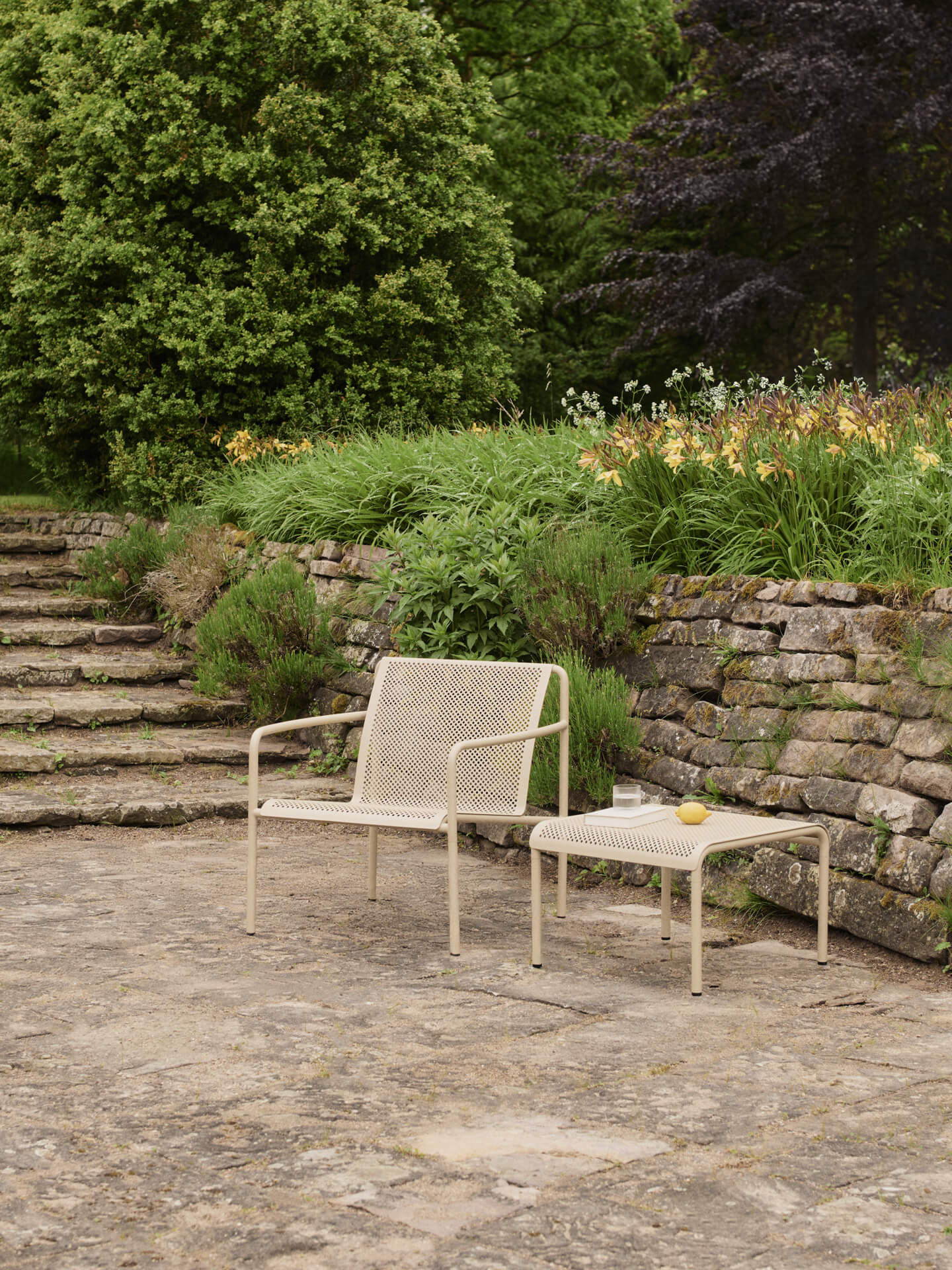 Dapple Loungestol med armstöd - Beige – Ferm Living