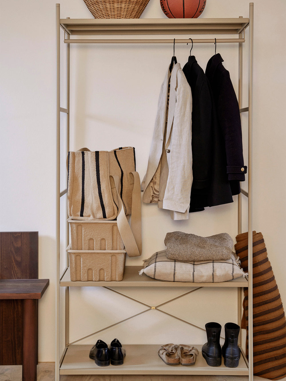 Cashmere Rack Sign Punctual Rack i Cashmere från Ferm Living