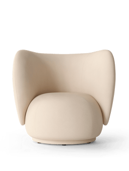 Rico Lounge Chair i off-white borstad klädsel med svängd rygg och vridbar fot